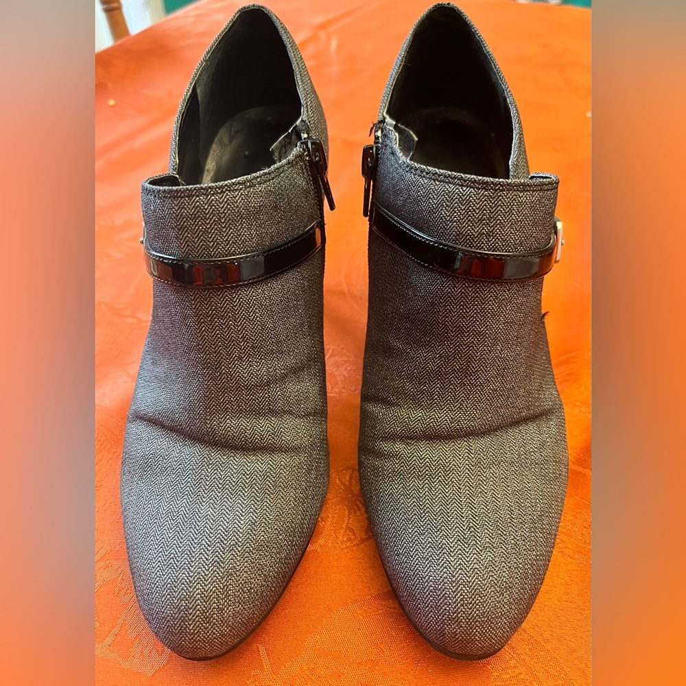 Stylish Gray Nine West Ankle Booties with Black Accents